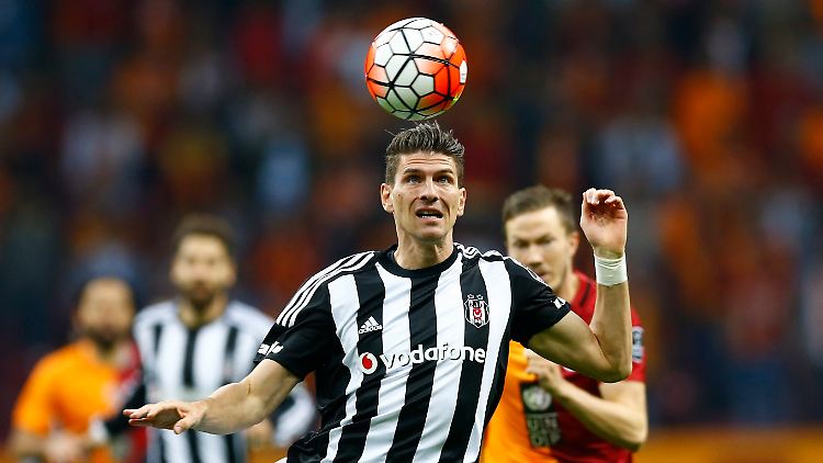 Mario Gomez zeigt sein Können gegen Galatasaray.