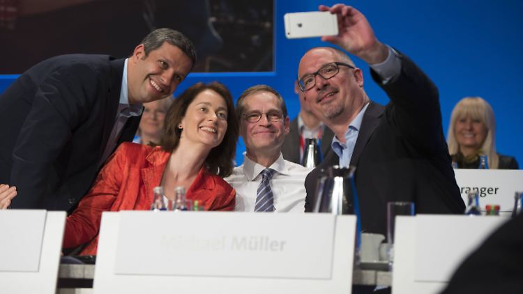 Raed Saleh mit der SPD-Generalsekretärin Katarina Barley, dem Regierunden Bürgermeister, Michael Müller und dem Ex-Landesvorsitzender, Jan Stöß.