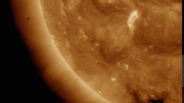 So klein wie ein Stecknadelkopf: Merkur ist links im Bild vor der Sonne zu sehen. Die Aufnahme stammt aus dem Nasa-Livestream zum Merkurtransit: http://mercurytransit.gsfc.nasa.gov/