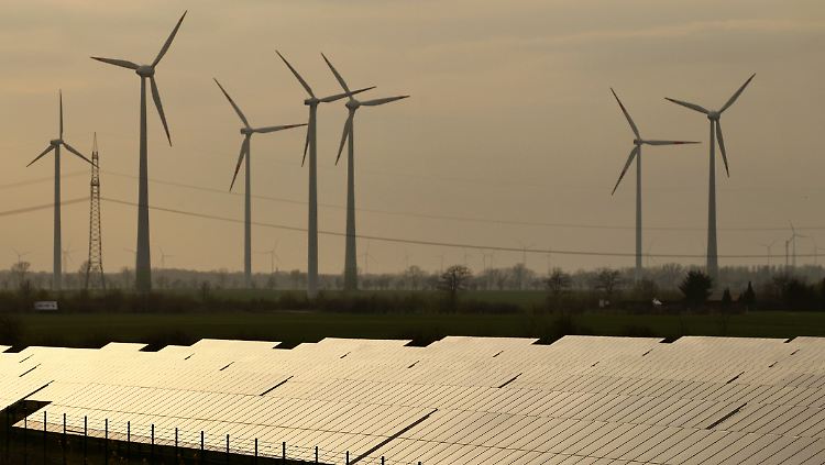 Dauersonne und kräftiger Wind begünstigen den möglichen neuen Ökostrom-Rekord.