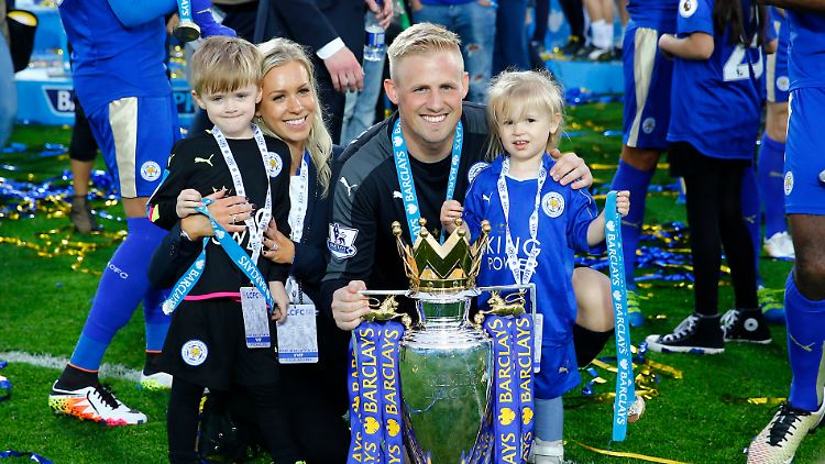 Im Fall von Kaspar Schmeichel gilt: Wie der Vater so der Sohn, beide wurden englischer Fußballmeister. Ob das auch Max Schmeichel (l.) schafft, darauf können die Engländer jetzt wetten.