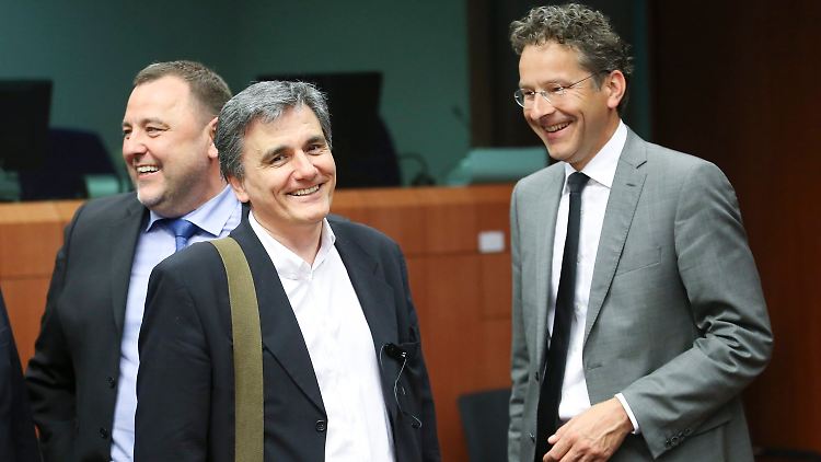 Der griechische Finanzminister Euklid Tsakalotos (Mitte) mit Eurogruppenchef Jeroen Dijsselbloem (rechts).