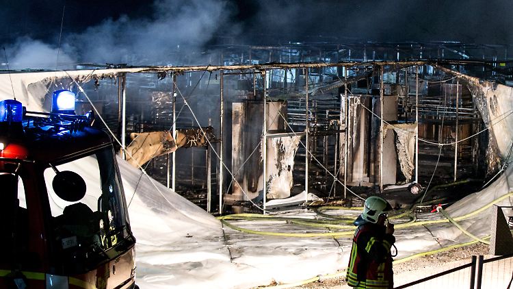 Die Halle war nicht mehr zu retten. Verletzt wurde aber niemand. 