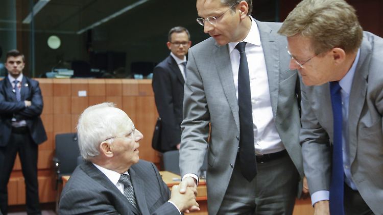 Bundesfinanzminister Schäuble mit Eurogruppen-Chef Dijsselbloem (M) und dem belgischen Finanzminister Van Overtveldt.