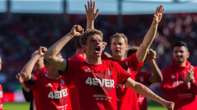 Hurra, wieder Meister: Thomas Müller und Kollegen feiern in Ingolstadt.