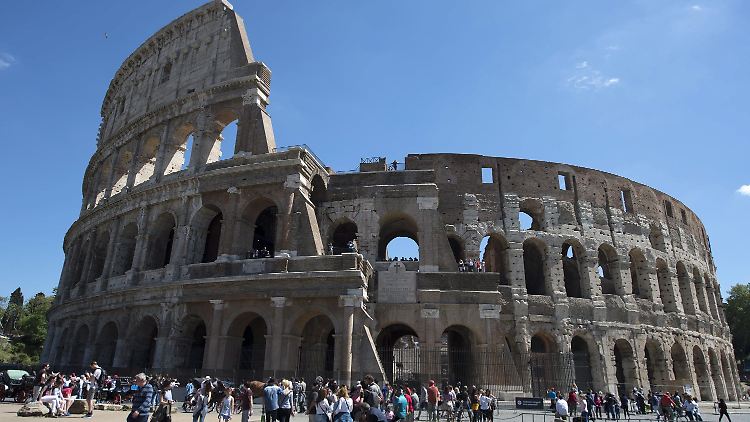 Das Kolosseum sehen sich jeden Tag unzählige Touristen an.