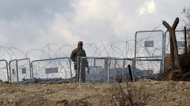 Einem Bericht von HRW zufolge sollen türkische Grenzer auf syrische Flüchtlinge schießen.
