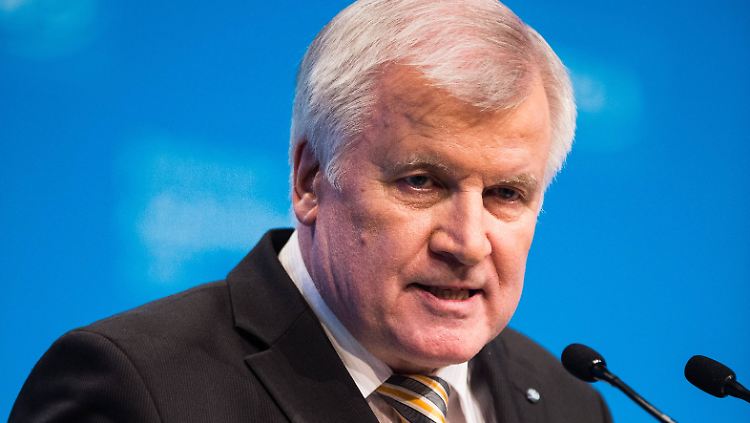 Seehofer hielt Merkels Politik der offenen Grenzen für falsch - und drohte mit einer Klage.