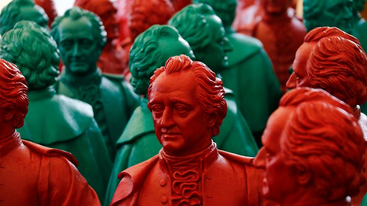 Zum Jubiläum der Frankfurter Goethe-Universität 2014 schuf der Künstler Ottmar Hörl unzählige kleine Skulpturen des berühmtesten deutschen Dichters. Ob der AfD die Farben gefallen haben?