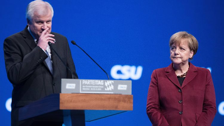 Zuletzt selten einer Meinung: Kanzlerin Merkel und Bayerns Ministerpräsident Seehofer, hier beim CSU-Parteitag im November 2015.