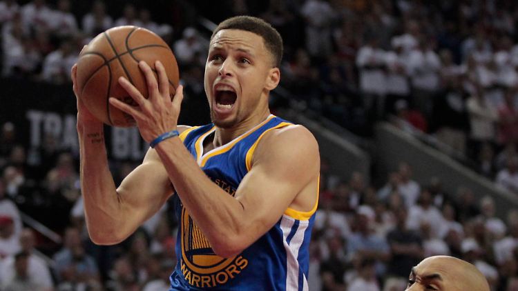 Er fliegt dem Gegner davon: Stephen Curry.