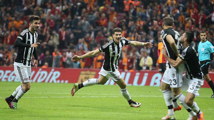Mario Gomez trifft und trifft und trifft, was Besiktas Istanbul verzückt, verzückt, verzückt - und wohl den Meistertitel beschert.