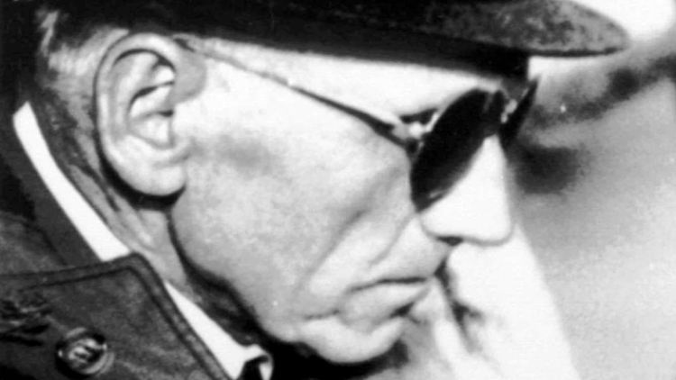 Sektenführer Paul Schäfer nach einer Gerichtsaussage im chilenischen Parral im Jahr 1989 - der Richter war laut der bislang geheim gehaltenen Papiere "enormem politischen Druck" ausgesetzt.
