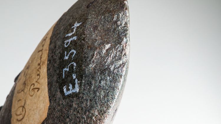 Das ist nicht die älteste Axt der Welt. Die Forscher haben Fragmente eines der Abbildung ähnlichen Exemplars gefunden.