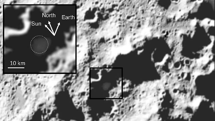 Auf dem Foto (Mitte heller Fleck) vom 19.10.2010 ist der Auswurf 20 Sekunden nach dem Einschlag der NASA-Sonde zu sehen. In dem eingeklinkten Foto ist dieser Auswurf noch einmal vergrößert zu sehen.