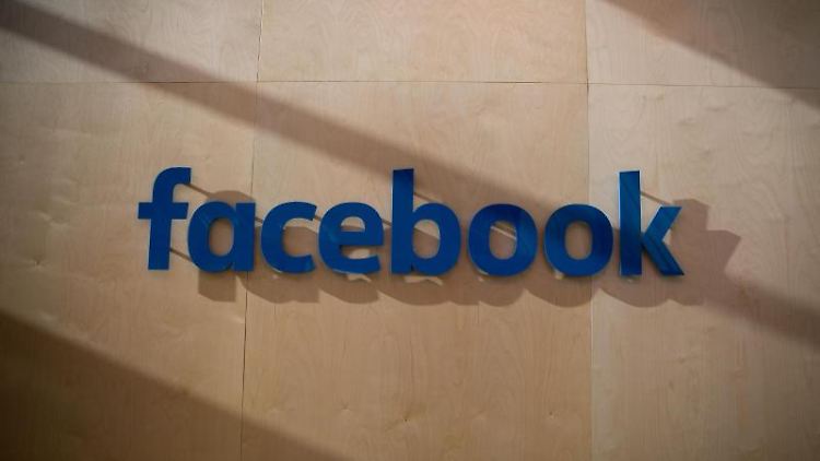Fast ein Jahr nach dem Start in den USA bringt Facebook seine Foto-App «Moments» nun nach Europa. Foto: Kay Nietfeld/Illustration