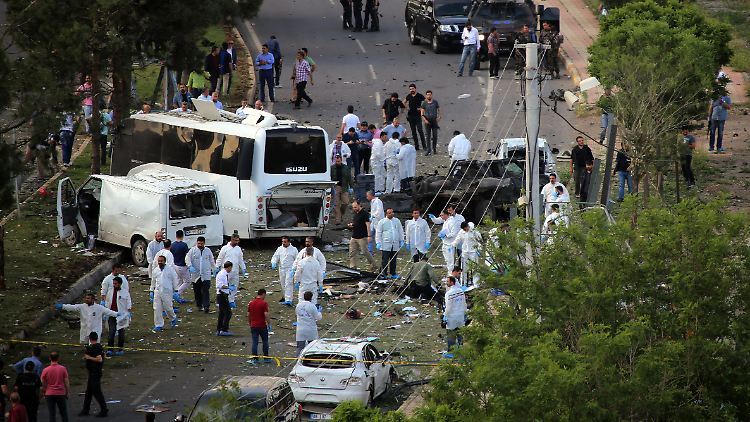 In Diyarbakir wurden bei einem Autobomben-Anschlag auf einen Polizei-Bus fünf Menschen getötet.