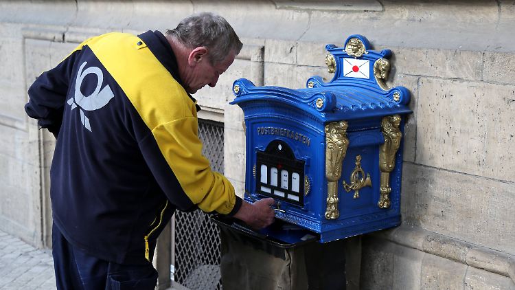 Der blaue Kasten in Erfurt wird geleert.