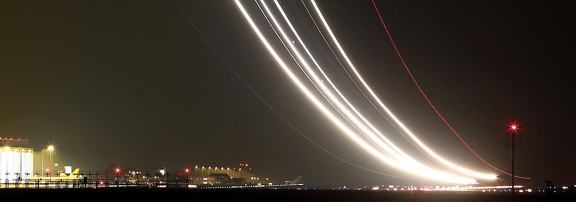 Eine Maschine landet in der Dunkelheit am Flughafen Leipzig-Halle (Symbolbild)