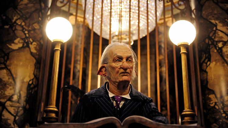 Jeder, der die Zaubererbank Gringotts besucht, liest mit diesem Spruch belehrt: "Fremder, komm du nur herein,
Hab Acht jedoch und bläu's dir ein,
Wer der Sünde Gier will dienen,
Und will nehmen, nicht verdienen,
Der wird voller Pein verlieren.
Wenn du suchst in diesen Hallen
Einen Schatz, dem du verfallen,
Dieb, sei gewarnt und sage dir,
Mehr als Gold harrt deiner hier."