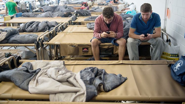 Zwei junge syrische Flüchtlinge in einer Notunterkunft in Stuttgart.