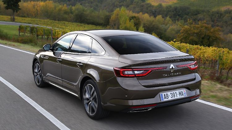 Mit seinen 4,85 Meter Länge reiht sich die Limousine über den etablierten Mittelklässlern wie Audi A4 oder Mercedes C-Klasse ein.