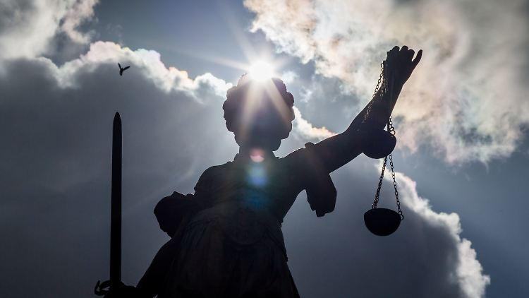 Wer einmal Justitias Bekanntschaft gemacht hat, kann immer noch ein rechtstreuer Bürger werden.