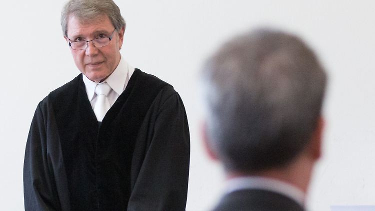 Der Vorsitzende Richter Joachim Bülter (l) und der Angeklagte zu Prozessbeginn.