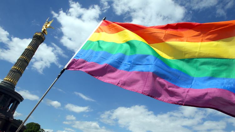 Die Regenbogenflagge über Berlin: lange Zeit undenkbar.