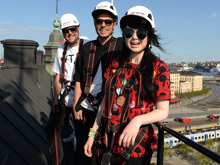 Gemeinsam mit Jamie-Lee kraxelten Smudo und Michi Beck auf Stockholms Rathaus herum.