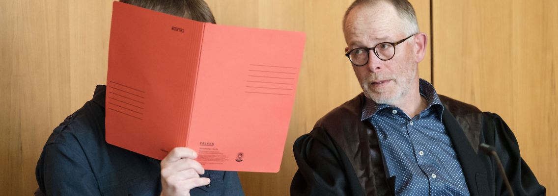 Der Angeklagte und sein Pflichtverteidiger vor Gericht.