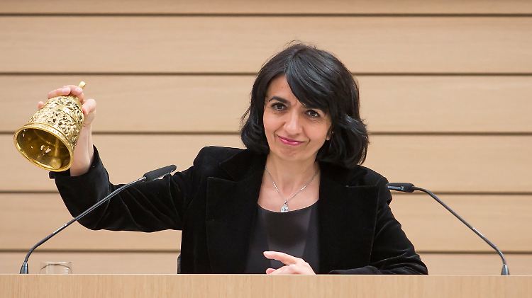 Muhterem Aras leutet bei der konstituierenden Sitzung im Landtag in Stuttgart erstmals die Glocke.