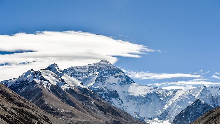 Der höchste Berg der Welt soll offiziell 8848 Meter messen.