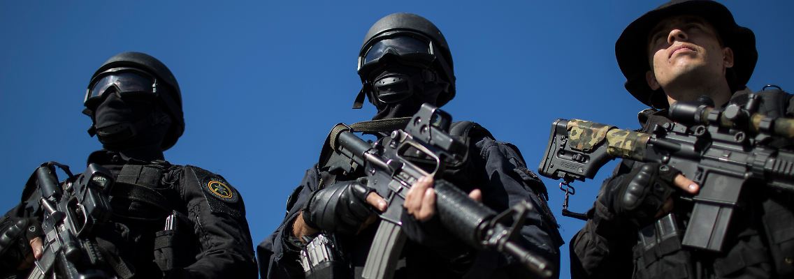Brasilianische Elite-Polizisten während einer Übung.