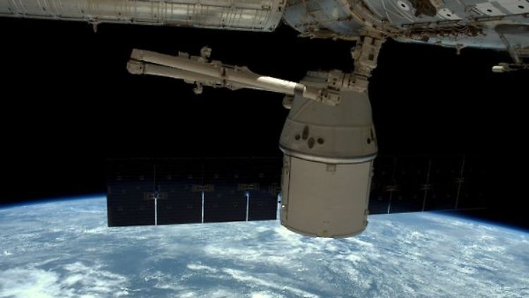Der Frachter dockt an die ISS an.