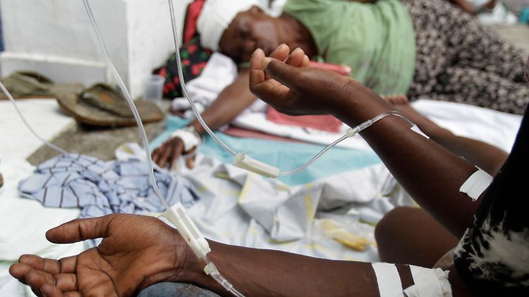 Kampf gegen die Cholera: Mit Infusionen werden die Menschen versorgt.
