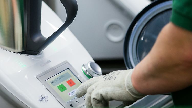 Blick in die Produktion des Thermomix TM5 in einem Werk in Wuppertal.
