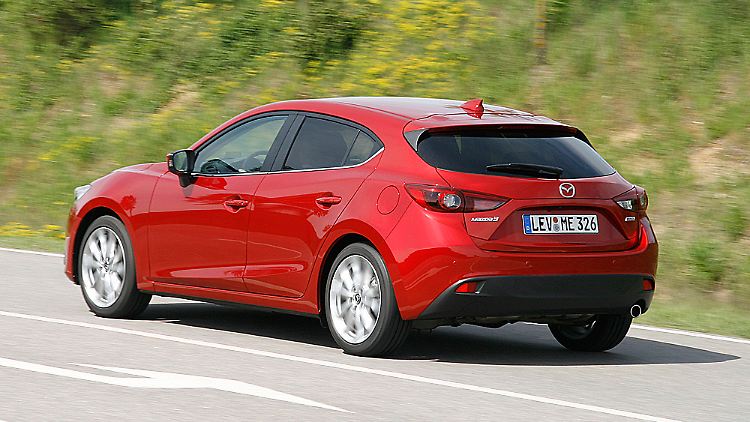 Den Mazda3 gibt es auch als Stufenhecklimousine. Kostet bei gleicher Ausstattung aber 500 Euro mehr als das schicke Schrägheck.