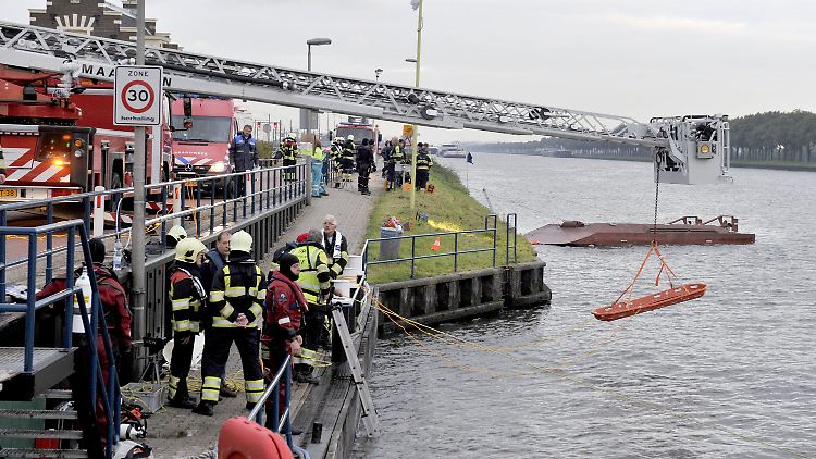 Die Rettungskräfte suchen nach dem Kapitän der Personenfähre.