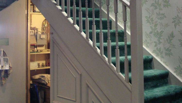 Harrys Zimmer - im Schrank unter der Treppe.