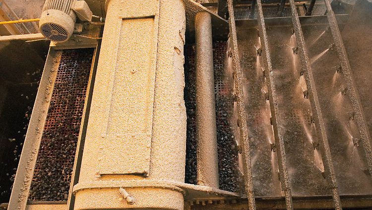 Golderz von Barrick Gold wird in Pueblo Viejo automatisch sortiert.