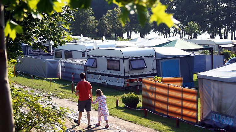 Wohnwagen auf dem Campingplatz in Seehof am Schweriner See (Mecklenburg-Vorpommern).