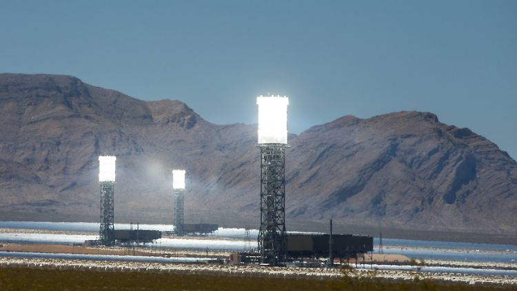 Die Ivanpah Solar Power Facility in der kalifornischen Mojave-Wüste ist das größte Sonnenwärmekraftwerk der Welt.