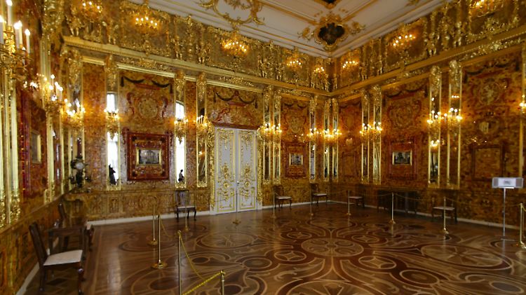 Das Bernsteinzimmer war ein Geschenk von Friedrich I. von Preußen an den russischen Zaren Peter.