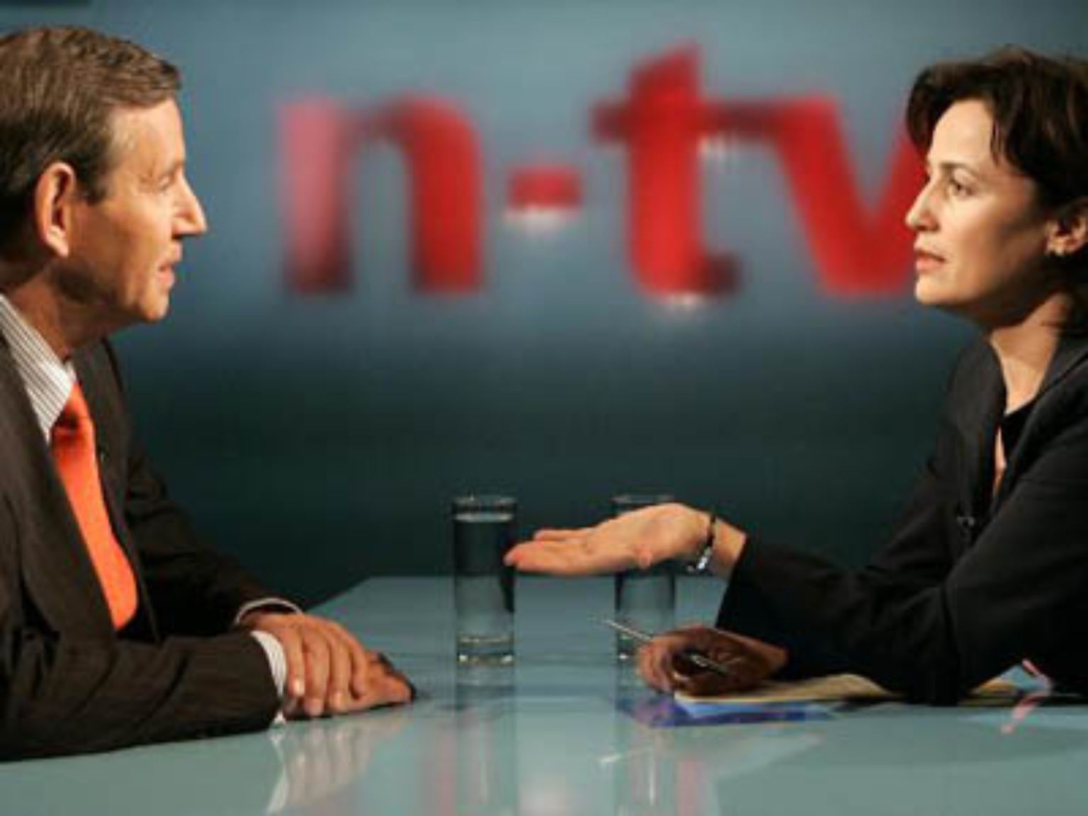 Maischberger bei n-tv wird es nicht mehr geben. Nach sechs Jahren und über 1200 Sendungen endet die Talkshow, die nicht nur Sandra Maischberger berühmt machte, sondern die Zuschauer täglich kompetent, einfühlsam und tagesaktuell informierte.