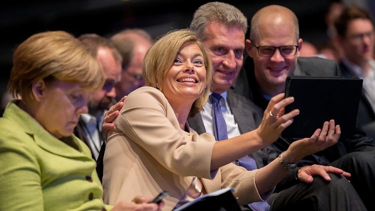 Die CDU-Granden Merkel, Klöckner und Oettinger mit ihren internetfähigen Geräten
