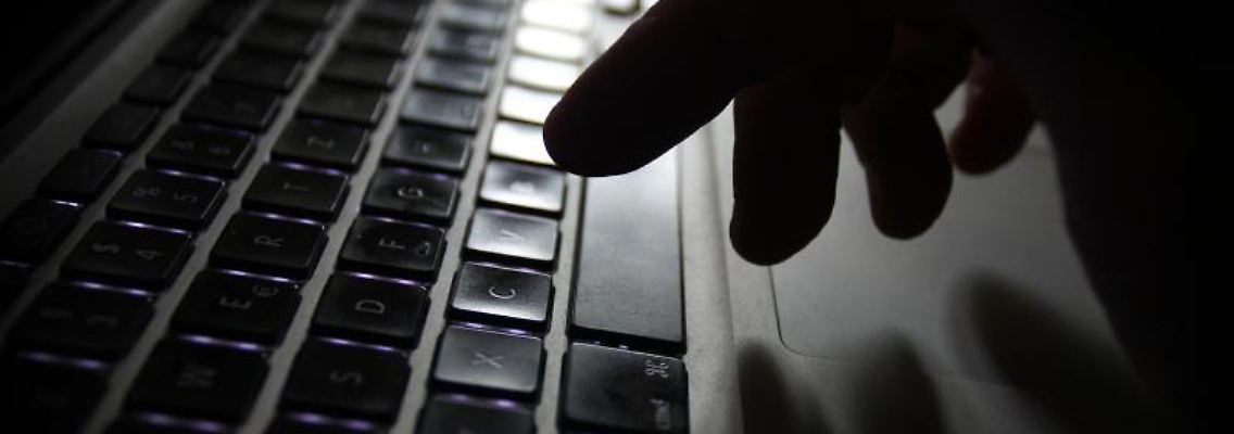 Die meisten Phishing-Versuche laufen über E-Mail, SMS oder Nachrichten in sozialen Netzwerken.