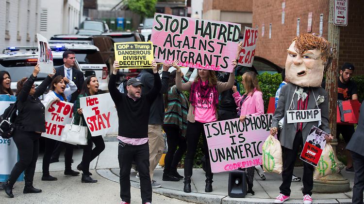 Während Donald Trump und Paul Ryan drinnen verhandeln, protestieren vor der Parteizentrale der Republikaner Menschen gegen die Präsidentschaftskandidatur des Milliadärs.