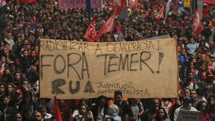 Es ist nicht so, dass die suspendierte Präsidentin Dilma Rousseff gar keine Anhänger mehr hätte. Tausende demonstrierten am Abend für sie und gegen den neuen Mann. "Temer raus!" steht auf dem Transparent. 