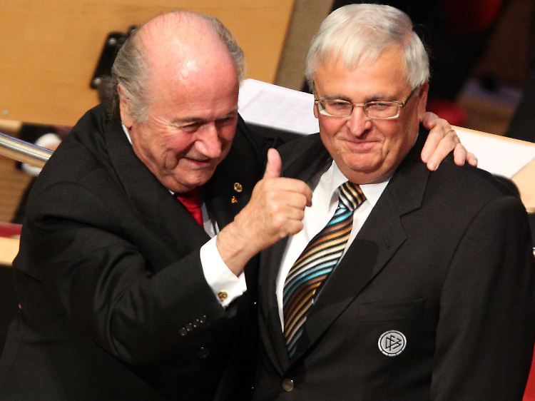 Bei Joseph Blatter kommen die devoten Ehrerbietungen von DFB-Präsident Theo Zwanziger sicher gut an.